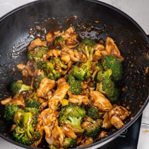 Delicious Chicken and Broccoli Stir-Fry: An Easy Takeout Favorite