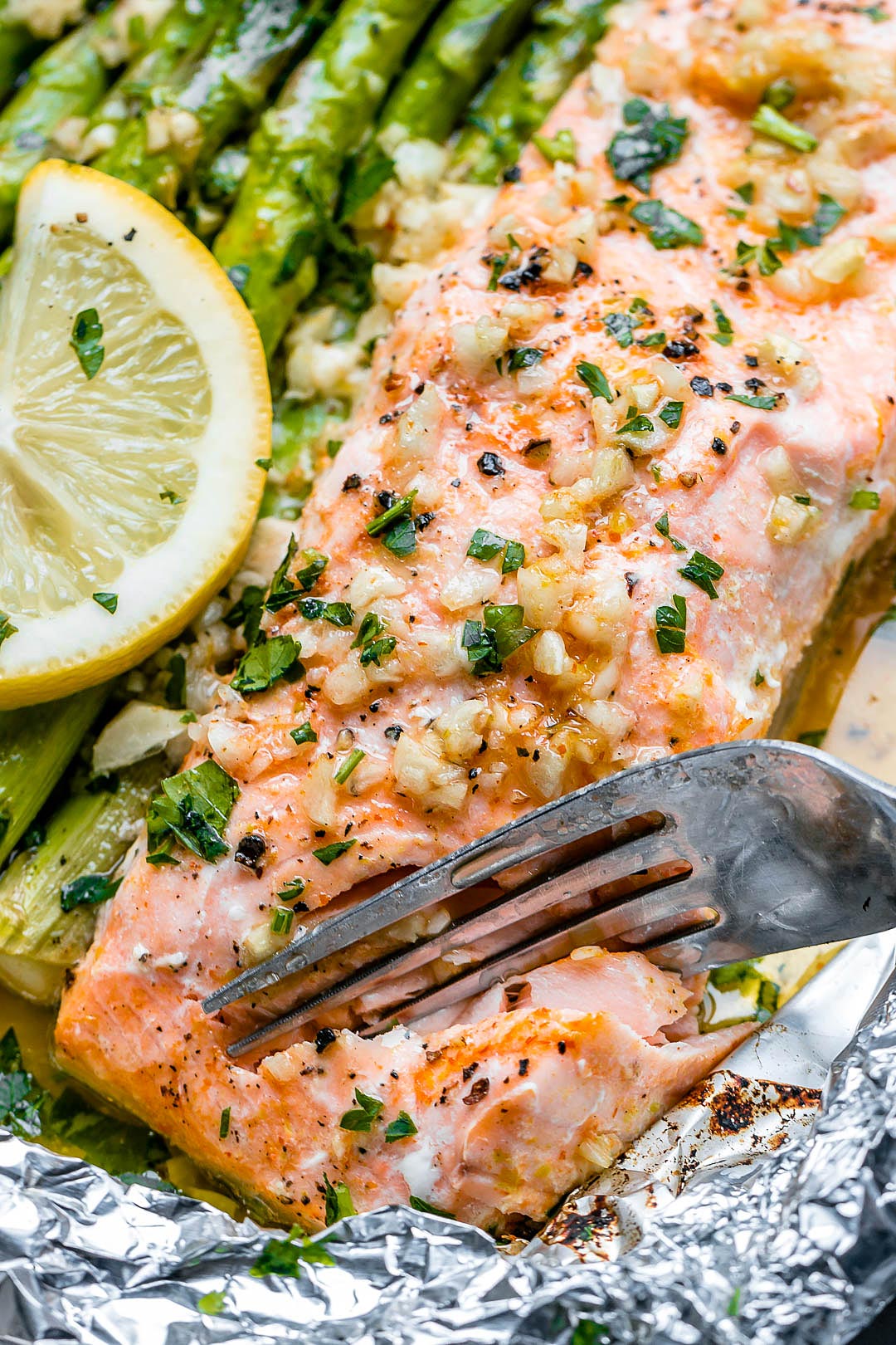 Baked Salmon Asparagus Foil Packs: A Quick and Flavorful Dinner preparation