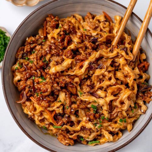 Sticky Honey Garlic Chicken Noodles: A Quick & Flavorful Dinner