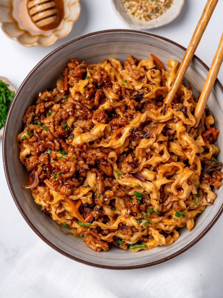Sticky Honey Garlic Chicken Noodles: A Quick & Flavorful Dinner